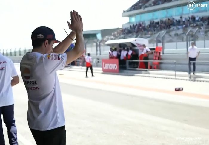 Marc Marquez meminta maaf ke penonton di Sirkuit usai menabrak Miguel Oliveira di awal MotoGP Portugal 2023