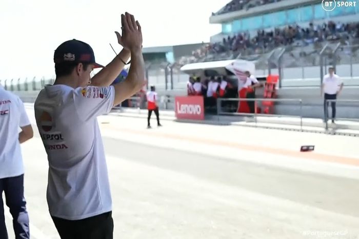 Marc Marquez langsung meminta maaf kepada penonton di Sirkuit usai menabrak Miguel Oliveira di awal MotoGP Portugal 2023