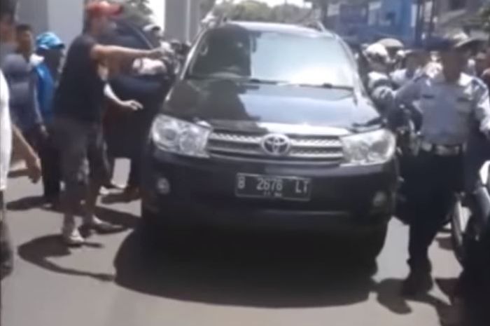 Toyota Fortuner lari dari Dishub, mobil polisi dan pemotor jadi korban tabrak