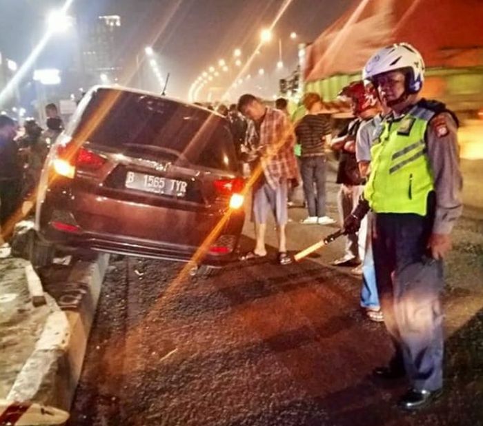 Honda Mobilio kecelakaan di flyover ringroad Cengkareng, Jakarta Barat
