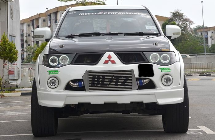 Tampilan depan modifikasi Mitsubishi Triton racing