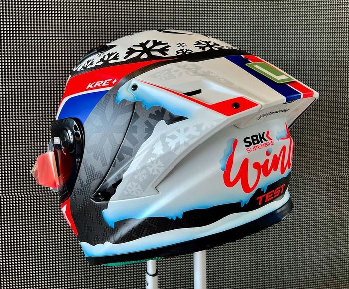 Tampak belakang helm latihan musim dingin Xavi Vierge Zafra di ajang WorldSBK 2022