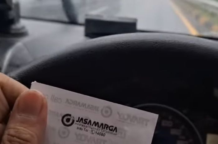 Pengendara yang melintas di jalan tol diimbau untuk selalu mengambil struk pembayaran di Gerbang Tol.