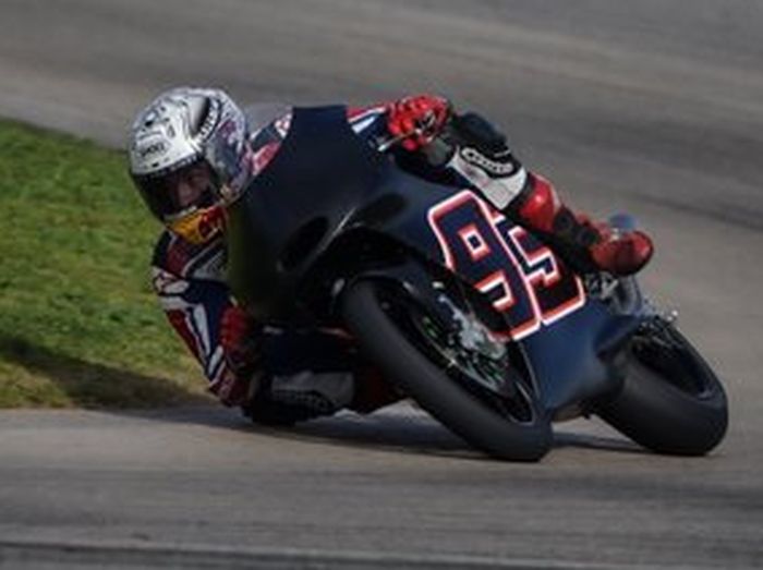 Belum sepenuhnya pulih usai operasi bahu kanan, Marc Marquez sudah berani untuk latihan naik motor Honda NSF250R