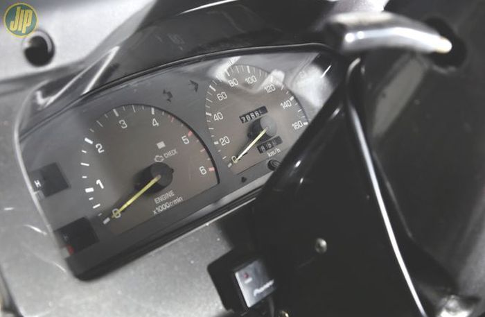 Dasbor masih tetap orisinal FJ40, tetapi speedometer yang dipasang tetap milik bawaan mesin 1-KZ.