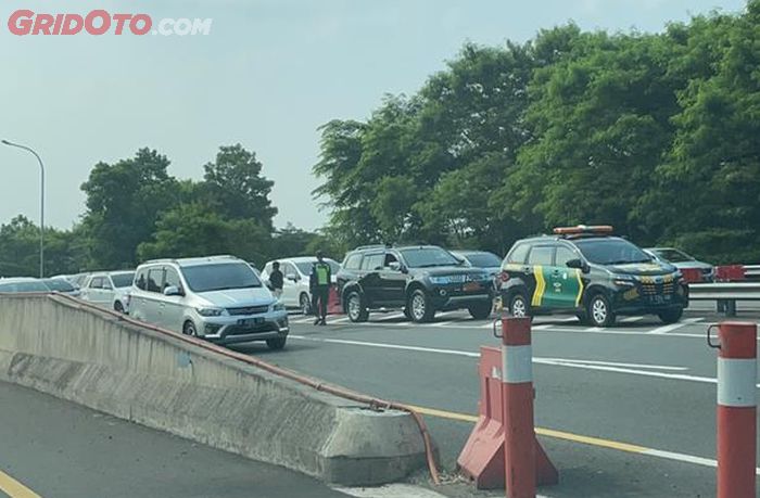 Petugas tol dan Polisi Lalu Lintas melakukan penyekatan di percabangan exit tol Gadog dan Bocimi, Sabtu (15/5)