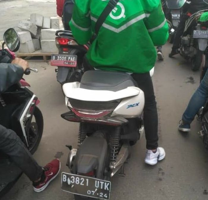 Driver ojek online yang pakai Honda PCX Electric
