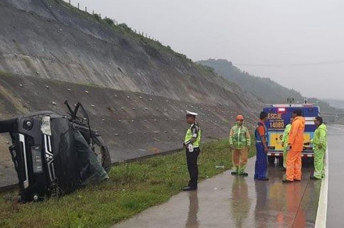 Kondisi Mitsubishi Pajero Sport yang terguling di tol Malang-Pandaan akibat tergelincir