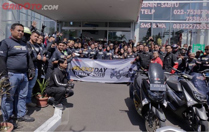 Rider MAXI Yamaha Tour de Indonesia berfoto bersama anggota YRFI di Yamaha Flagship Shop Bandung