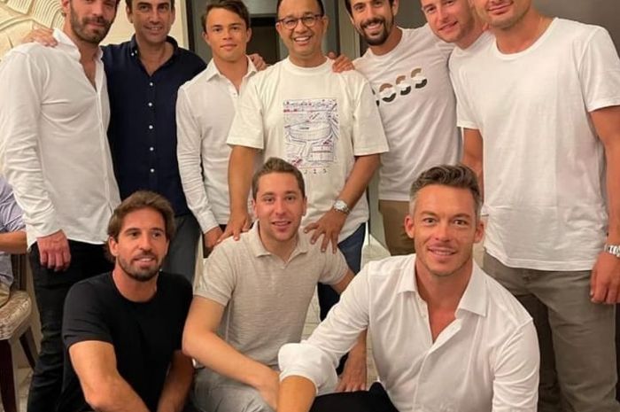 Anies Baswedan bersama beberapa pembalap Formula E.