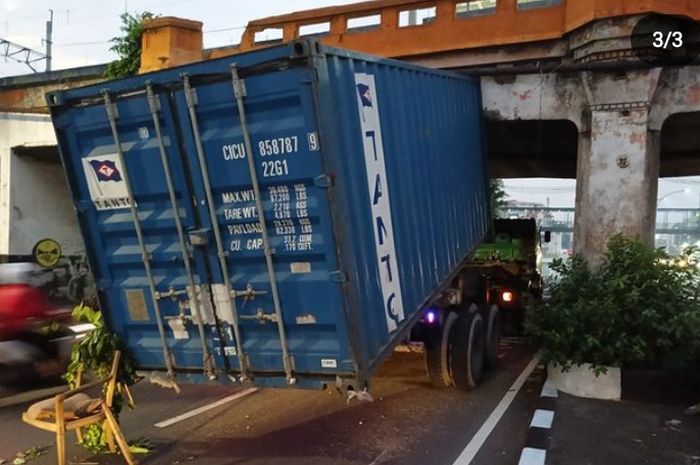 Truk kontainer nyangkut dikolong Jembatan Matraman