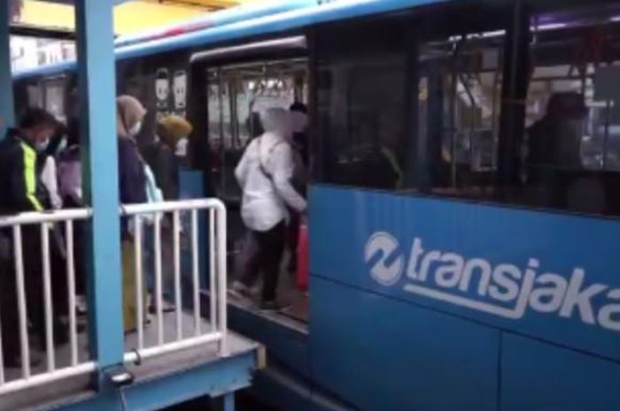 Pengawasan Protokol Kesehatan BPTJ pada TransJakarta