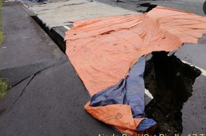 Jalan tol amblas di km 122 Cipali