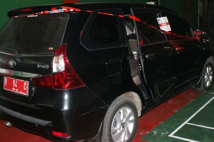 Toyota Avanza hitam nomor polisi R 64 C milik Kepala Bagian Layanan Pengadaan (BLP) Sekretariat Daerah Purbalingga