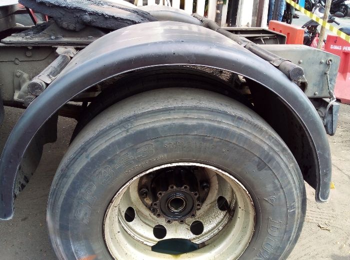 Ban kiri truk Pertamina maut sudah botak 