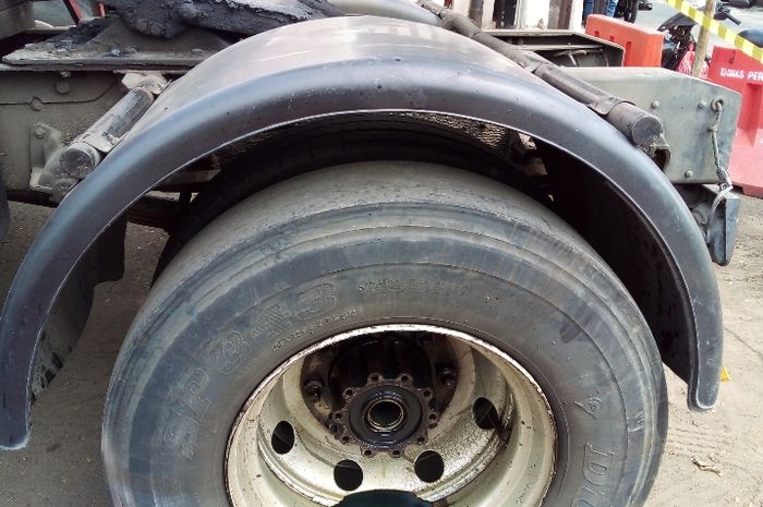 Ban bagian kiri truk Pertamina sudah botak 