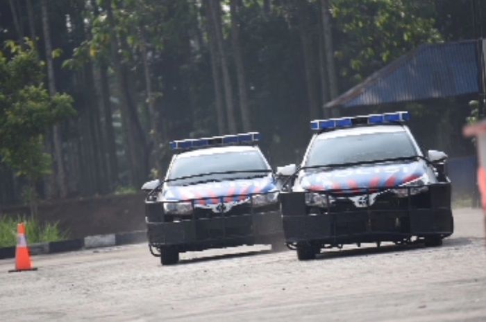 Perisai kendaraan polisi yang ada di mobil dinas