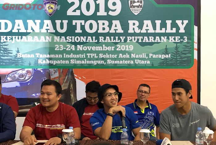 Sean Gelael (paling kanan) saat konferensi pers setelah shakedown Danau Toba Rally  2019 hari Sabtu sore