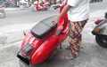 Bukan Iseng, Vespa Tua Miring Kanan Dulu Sebelum Distarter Ternyata Ada Alasannya, Apaan Tuh?