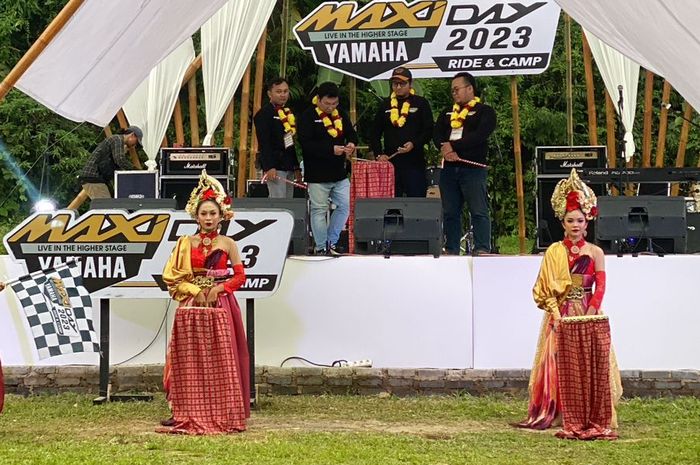 Tema Maxi Yamaha Day 2023 Ride &amp; Camp mengusung konsep Ethnic Bamboo yang memang merepresentasikan budaya masyarakat Jawa Barat.