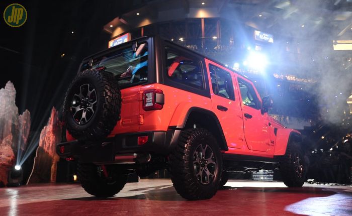 Jeep Wrangler JL dengan ban profil MT sebagai standarnya