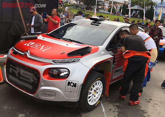 Sebagai pereli, pasti penasaran ingin mengetahui seperti sih apa dalamnya kokpit mobil reli Citroen C3 R5