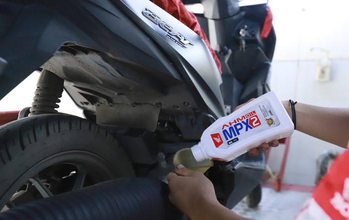 Proses penggantian oli Honda BeAT menggunakan AHM OIL tipe MPX2 