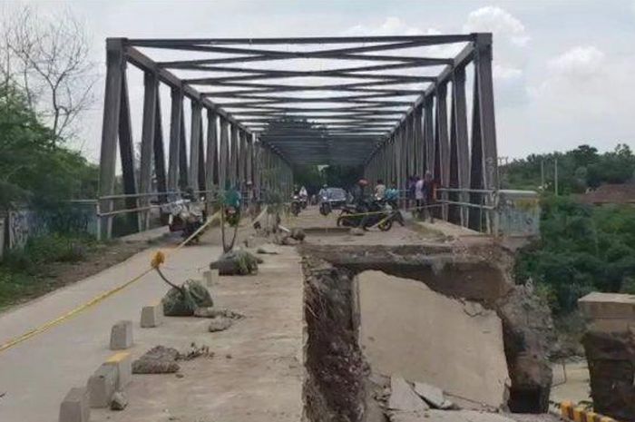 lokasi Jalan Jembatan Cipamingkis, Desa Cibarusah Kota, Kecamatan Cibarusah, Kabupaten Bekasi yang amblas