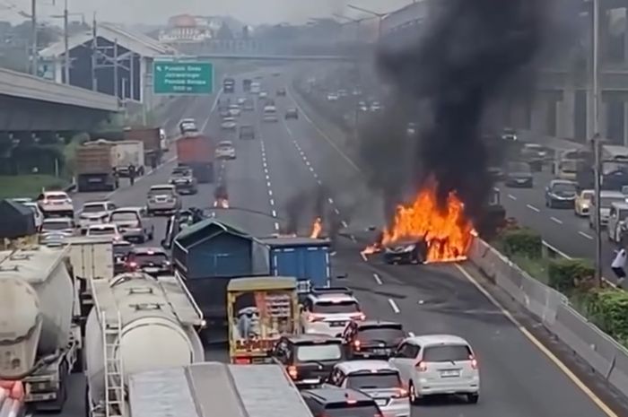 Viral mobil Avanza alami kecelakaan dan terbakar di Tol Japek KM 6. Ini kata Polisi