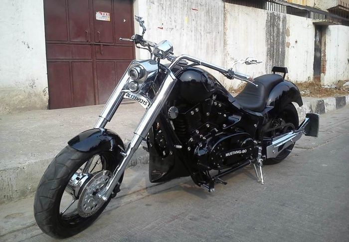 Royal Enfield 350 cc &ldquo;Mustang&rdquo; custom chopper dari Indian Choppers