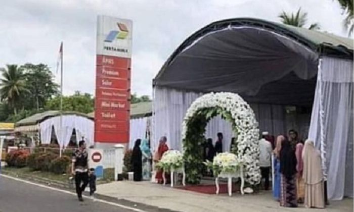 Pom bensin disulap jadi lokasi pesta pernikahan.