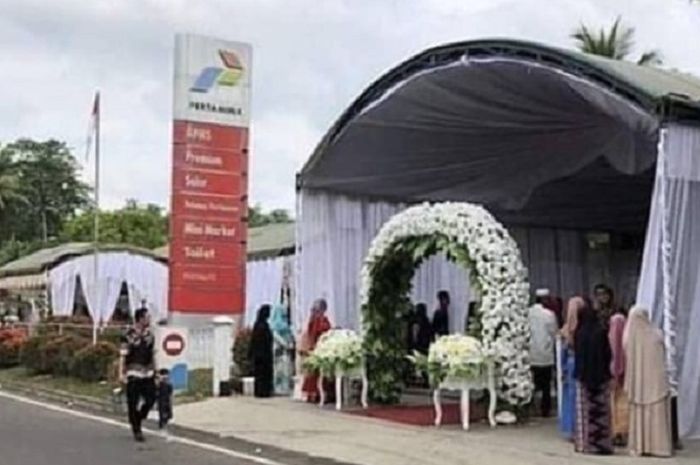 Pom bensin disulap jadi lokasi pesta pernikahan.