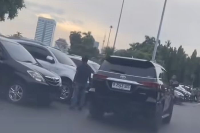 Ban mobil pada kempis di Irti Monas