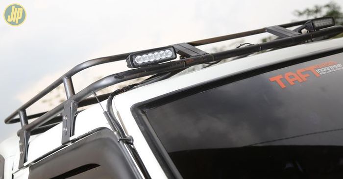Bagian atap Daihatsu Rocky dipasangi roof rack custom garapan bengkel sendiri. 