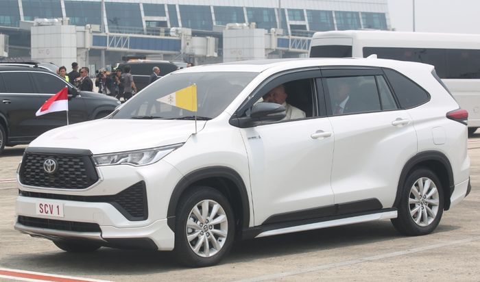 Paus Fransiskus menggunakan Kijang Innova Zenix dalam kunjungannya ke Indonesia