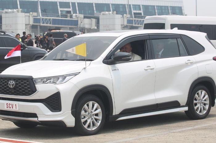 Paus Fransiskus menggunakan Kijang Innova Zenix dalam kunjungannya ke Indonesia