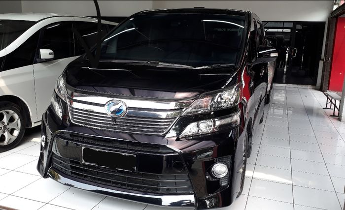 Toyota Alphard Hybrid CBU bekas yang ada di showroom Allison Automobile