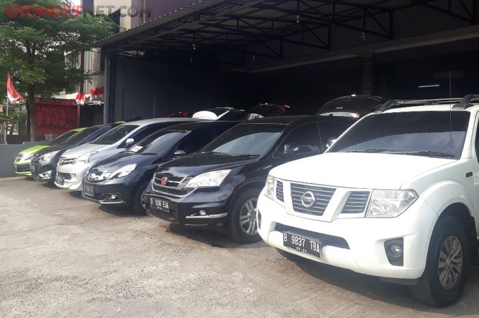 Deretan mobil bekas di showroom Jaya Baru, Depok, Jawa Barat