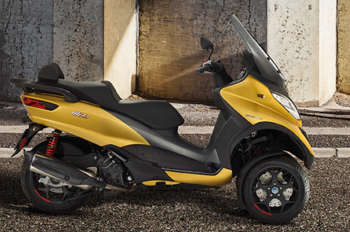 Piaggio MP3 500 HPE Sport Advanced hadir dengan warna emas di Indonesia.