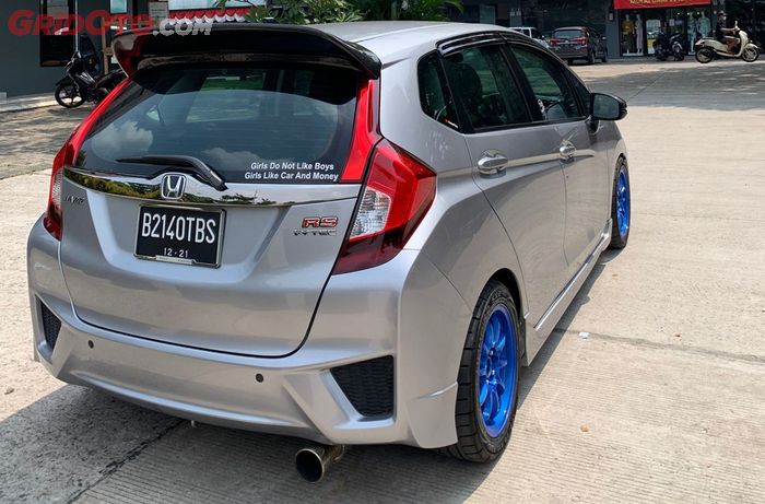 Tampilan belakang Honda Jazz GK5 kece dengan spoiler dan knalpot Spoon