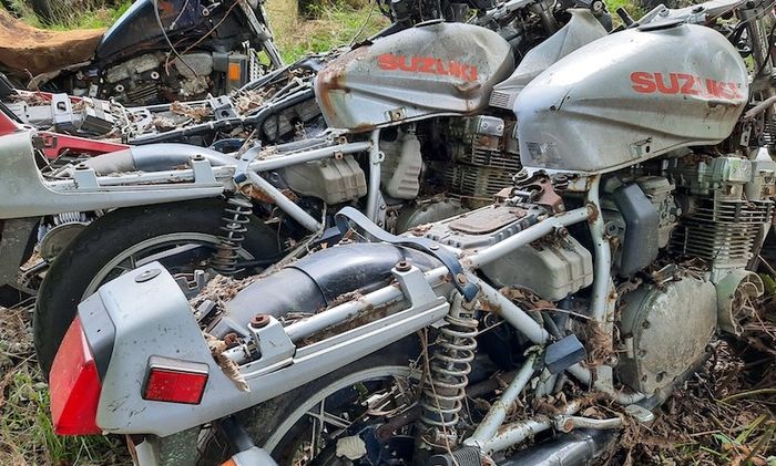 Deretan motor lawas dijual yang berada di wilayah Gibsons, British Columbia, Kanada.