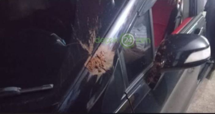 Sebuah mobil yang menjadi aksi pelemparan bola tanah di Tol Krukut
