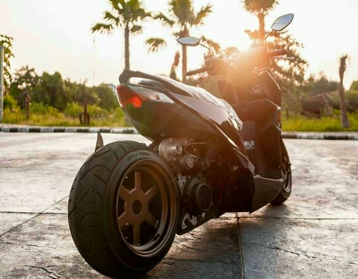 Honda BeAT modif kaki-kaki bergaya lowrider dengan pelek custom