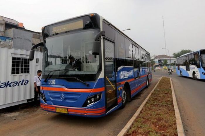 Bus transjakarta vintage series melintas di koridor 13 Cileduk - Tendean, Jakarta Selatan