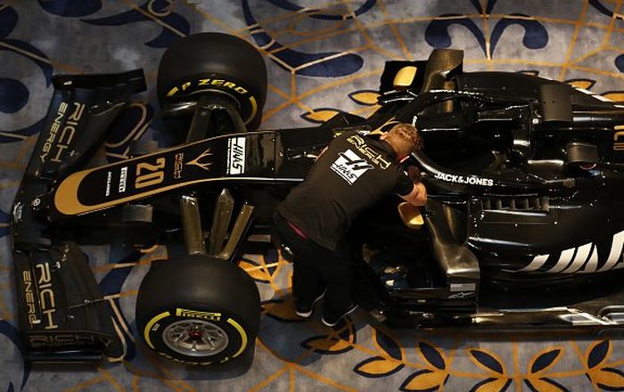 Mobil Haas VF-19 dengan livery baru berwarna hitam dan emas untuk musim balap F1 2019