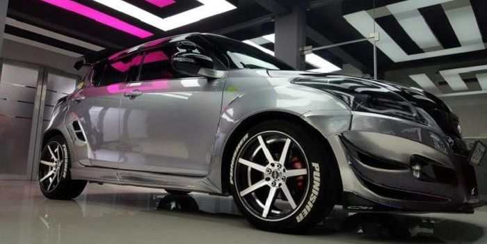 Bagian samping Suzuki Swift bergaya racing