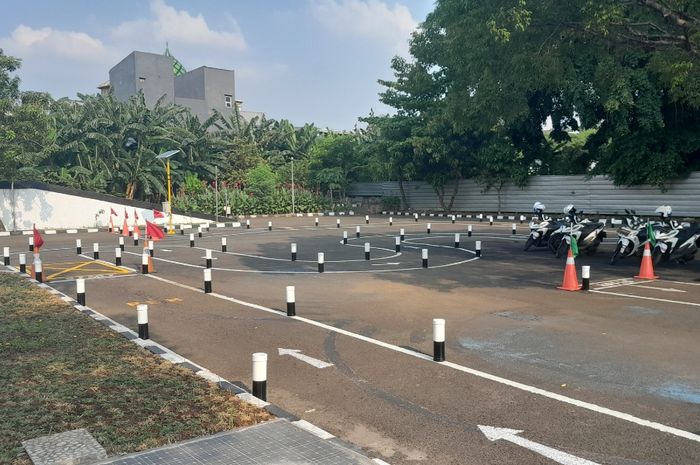 Ujian praktik SIM C1 di Satpas SIM Daan Mogot