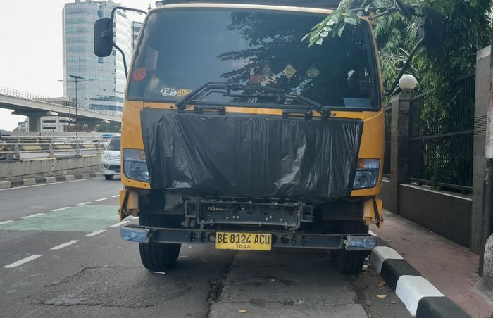 Truk muatan Sagu yang dibawa alam usai dihantam Porsche Cayman di Tol Kuningan 