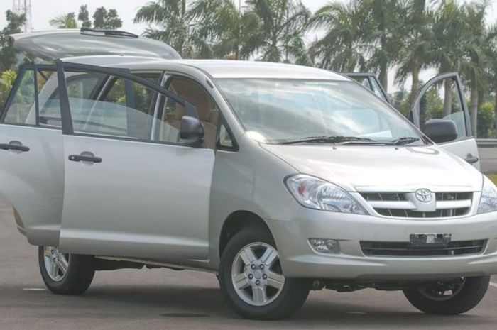 Spesifikasi dan kisaran harga Toyota Kijang Innova Bensin tahun 2004 seken