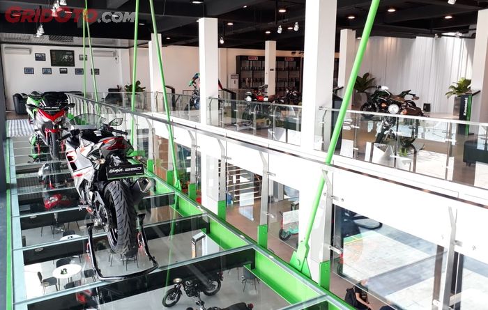Display big bike Kawasaki di lantai 2 Greentech Plaza